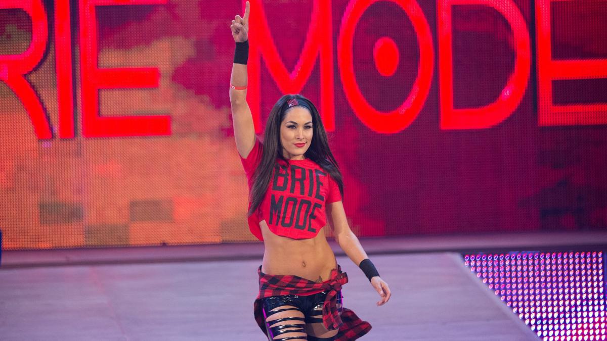 Brie Bella ospite dell'intervista di Michael Cole