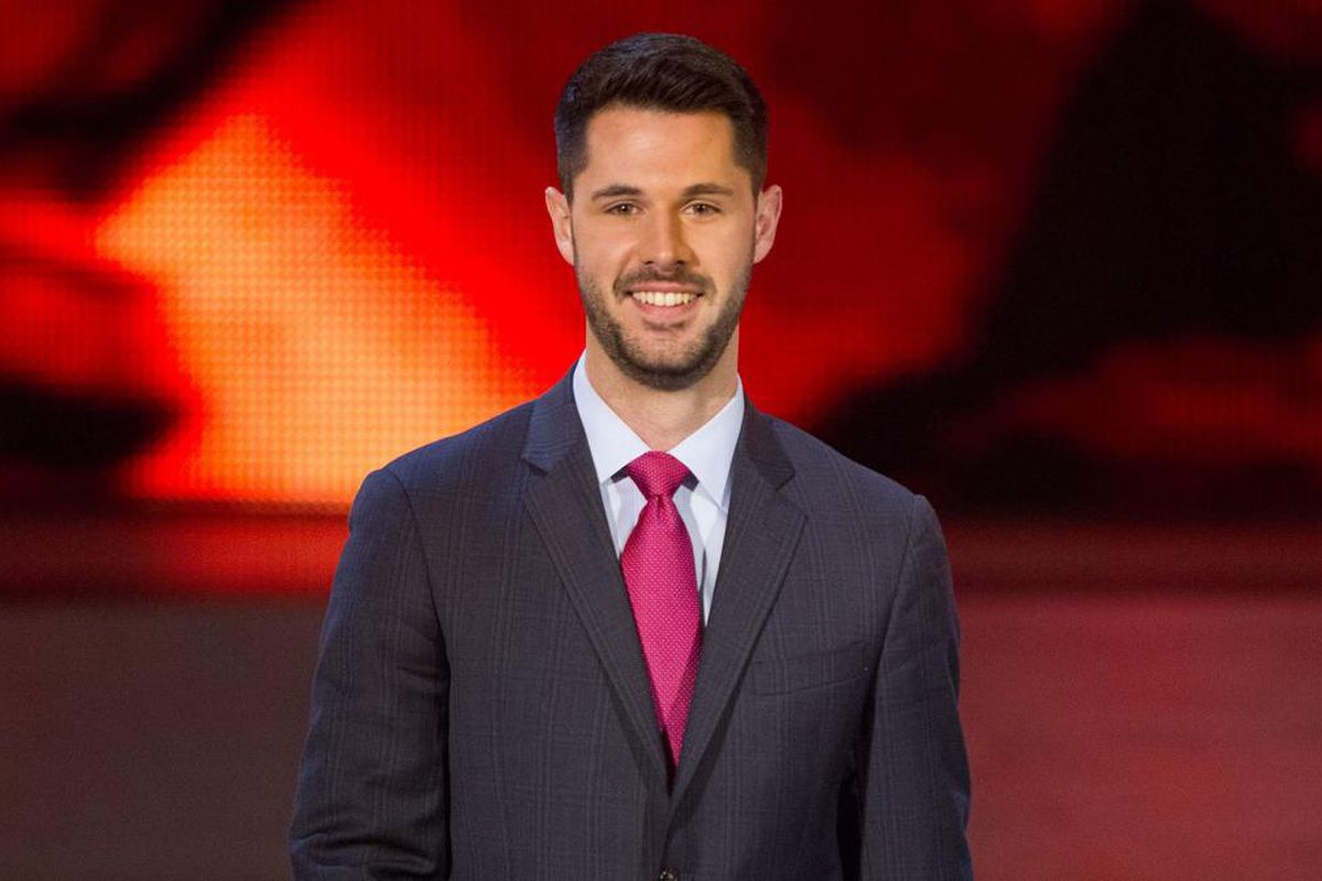 Tom Phillips saluta NXT