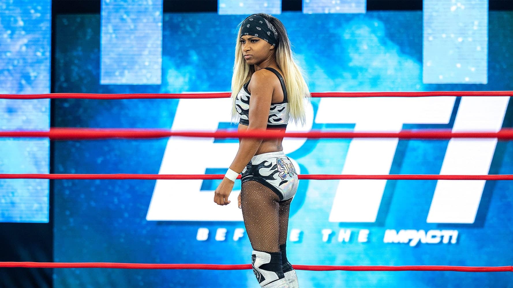 Tasha Steelz attacca Mickie James durante un concerto