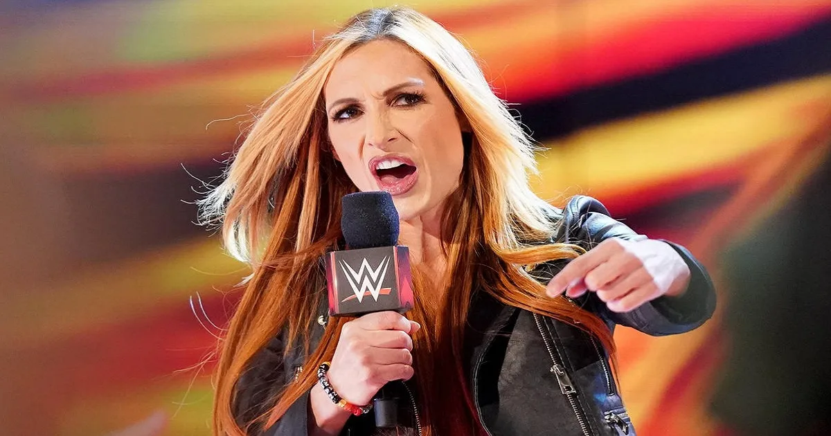 Becky Lynch contro Roman Reigns: “Non si presenta quasi mai al lavoro”