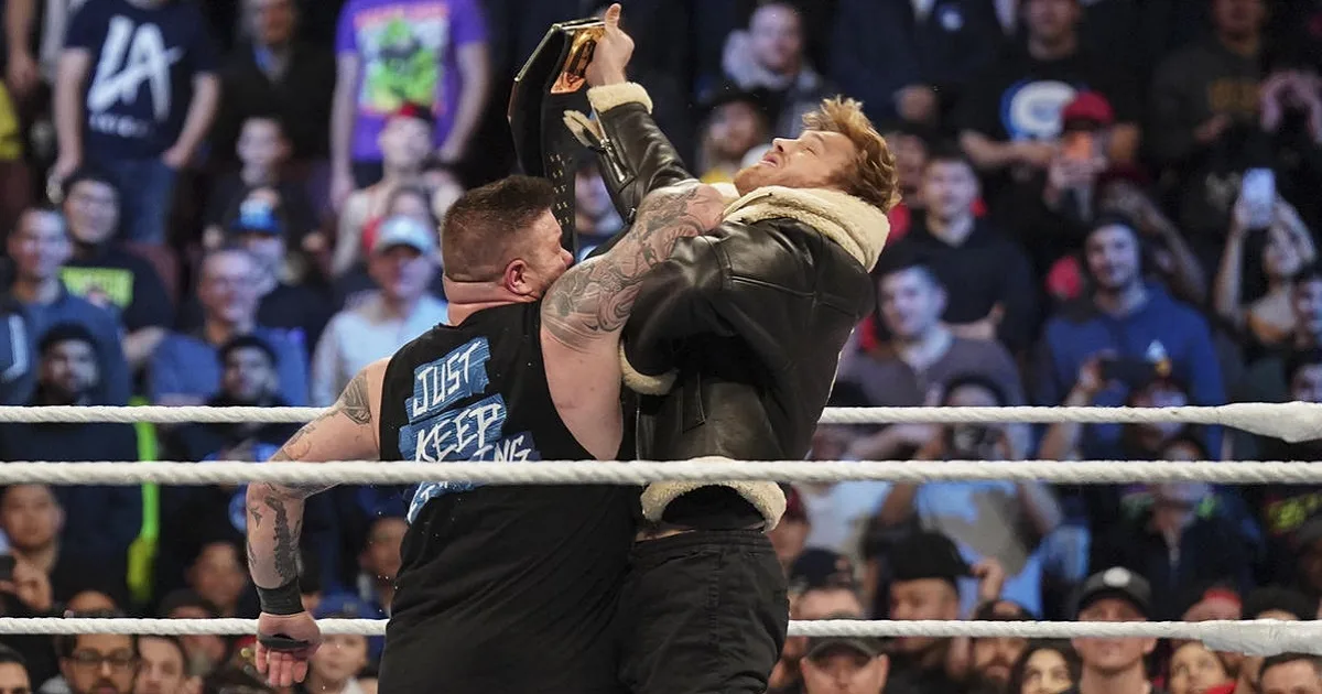WWE: Logan Paul mostra la contusione al volto dopo il pugno di Kevin Owens