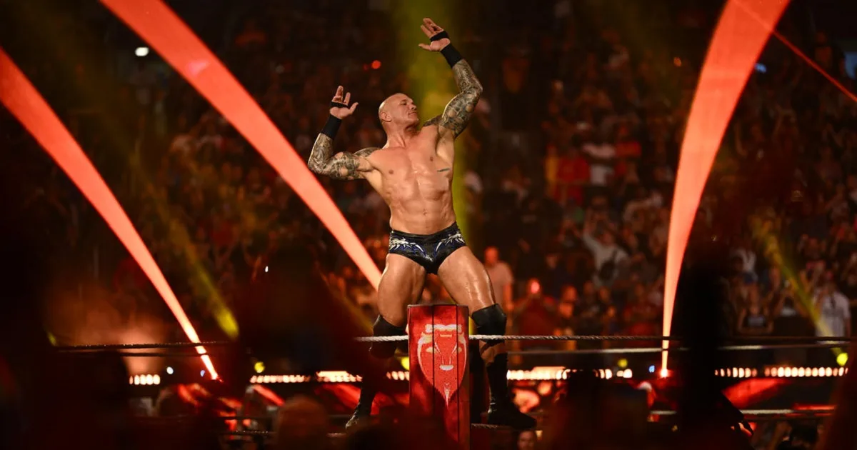 WWE: Randy Orton salva il telefono di un fan durante lo show di Bologna (VIDEO)