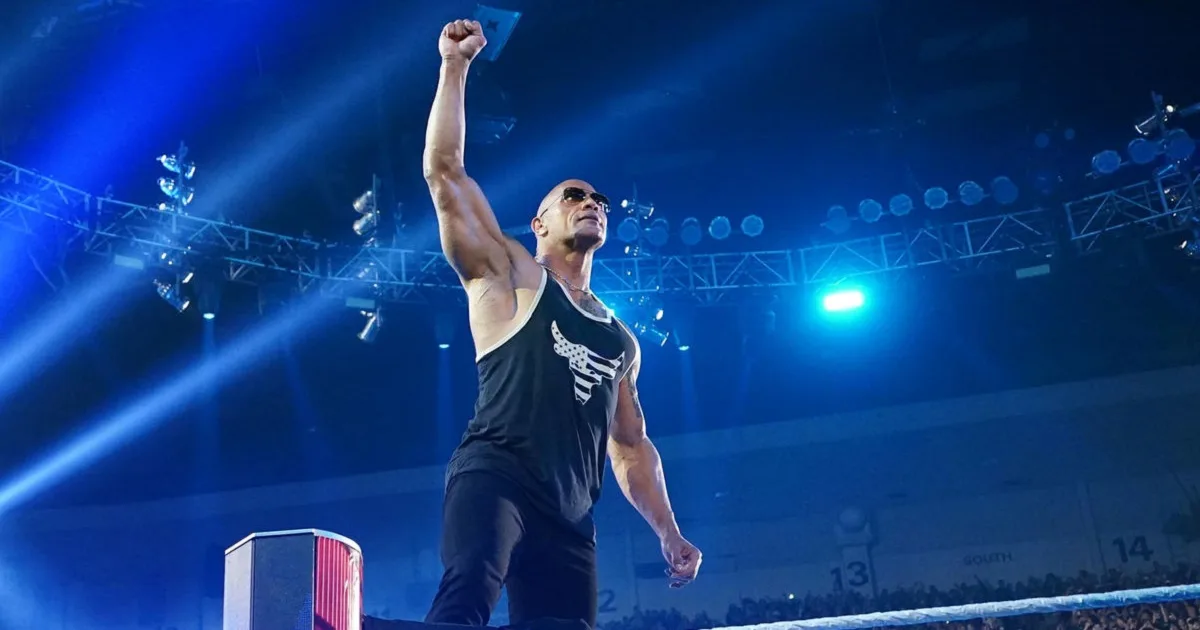 WWE: The Rock rompe il personaggio alla fine di SmackDown (VIDEO)