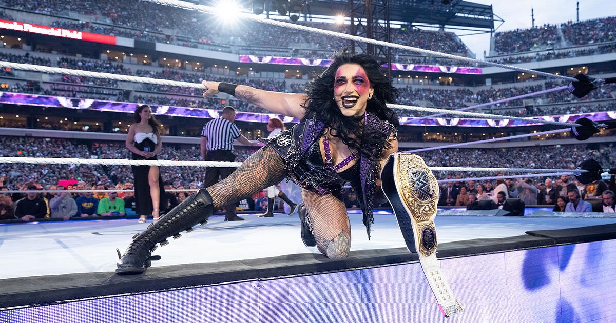 Tegola per la WWE, Rhea Ripley potrebbe lasciare il titolo per infortunio