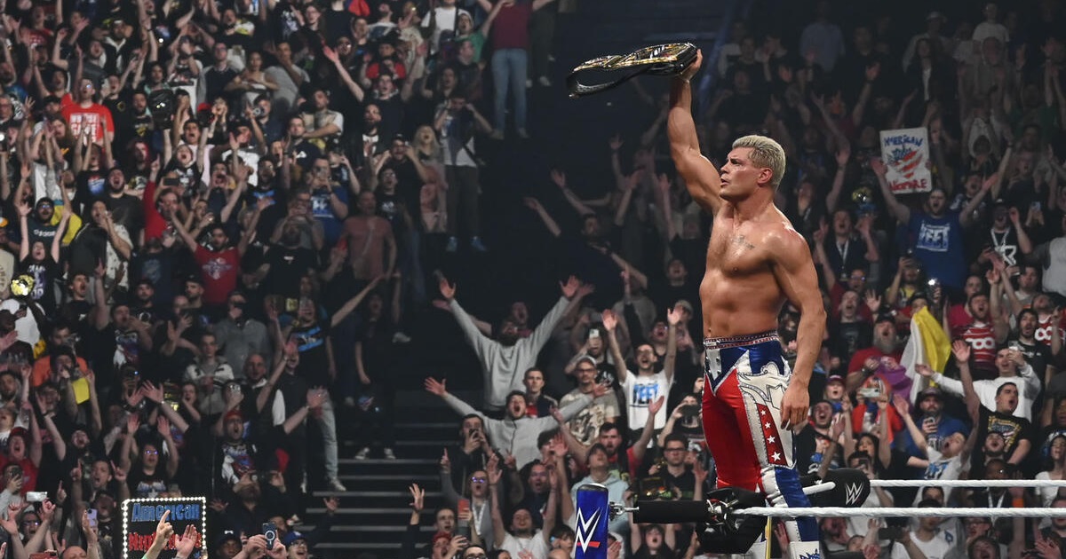 WWE: L’entrata di Cody Rhodes è un boato, superate le soglie di sicurezza del suono