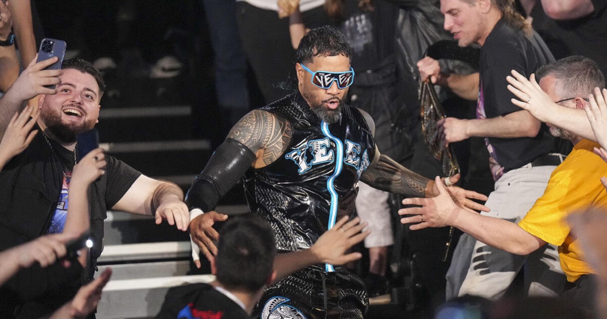 WWE: La Wyatt Sicks fa paura, Jey Uso si nasconde sotto il ring (VIDEO)