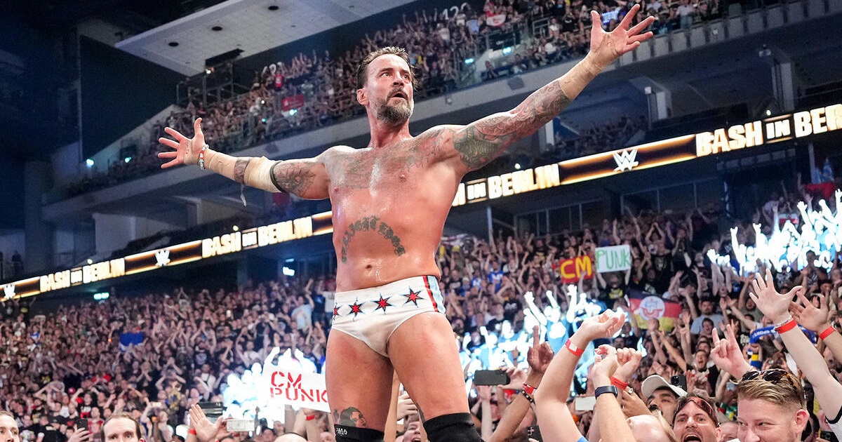 WWE: CM Punk sorprende tutti, esce dal copione durante Survivor Series