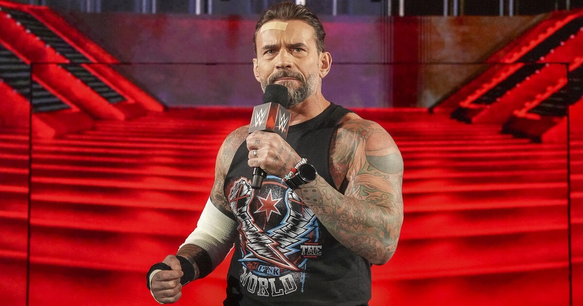 WWE: CM Punk zoppicava vistosamente nel backstage di Raw (VIDEO)