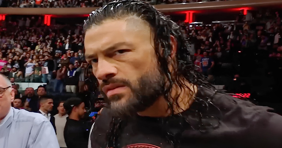 WWE: Roman Reigns ritorna a Raw, il suo ingresso tra la folla diventa virale