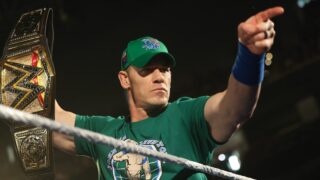 WWE: Fan lancia una bottiglia a John Cena durante SmackDown, espulso dall’arena