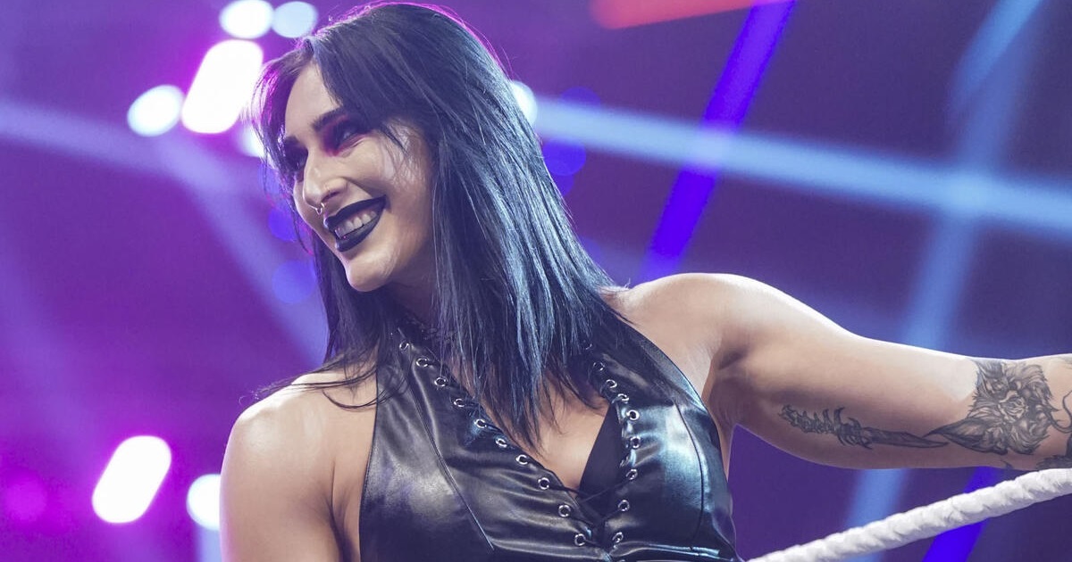 WWE: Brutto colpo subito da Rhea Ripley a Raw, novità sulle sue condizioni